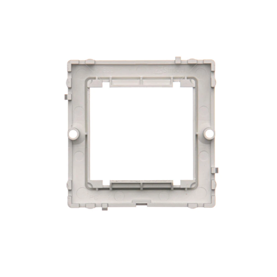 Adapter (przejściówka) na osprzęt standardu 45 × 45 mm. Montaż do puszki na wkręty; srebrny mat