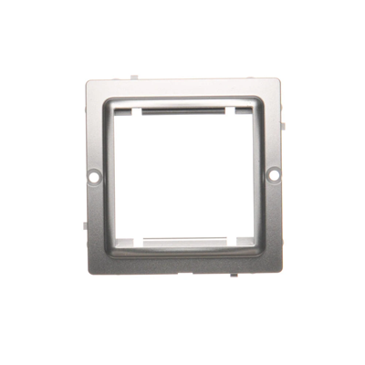 Adapter (przejściówka) na osprzęt standardu 45 × 45 mm. Montaż do puszki na wkręty; srebrny mat