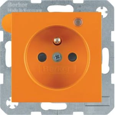 B.KWADRAT Gniazdo z uziemieniem i LED kontrolną z podwyższoną ochroną styków pomarańczowe