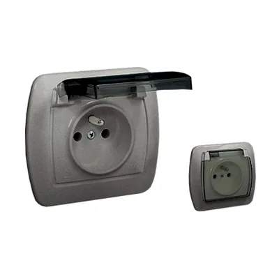 Gniazdo wtyczkowe z uziemieniem, bryzgoszczelne IP44 z przesłonami torów prądowych, 16A, 250V, zaciski śrubowe. Klapka transparentna, srebrny (metalik)